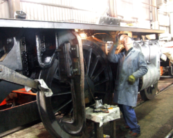 The work of painting the underside of the running plate continues.