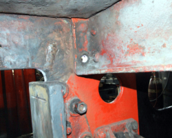 Thorough repair will require the removal of the horn guide, which in this isolated case is attached with fitted bolts rather than rivets.