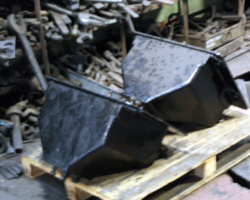 The two leading sandboxes are located between the frames and were removed to allow access to the pony truck pivot stretcher. Their time for replacement is close.