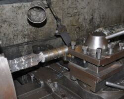 Tender brake adjuster rod in the lathe, during turning.