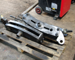 The expansion links are also being dealt with, and the dirt and surface rust has been removed.