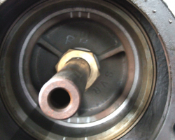 A cut ring inside the valve chest in front of the valve head to check clearances. The inside of the ring must now be hammered. This causes the ring to straighten out slightly and so exert a force on the valve chest wall to make it steam tight.