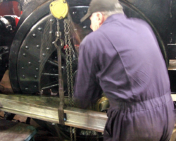 Using the chain block to lift the rod, the little end is already sitting on the lower slide bar.